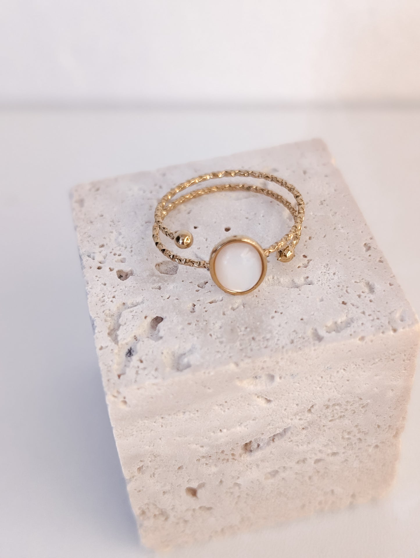 Edelstahlring mit weißem Stein