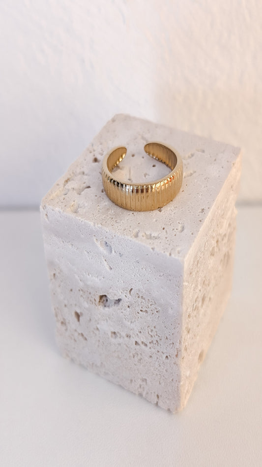 goldener Ring geriffelt