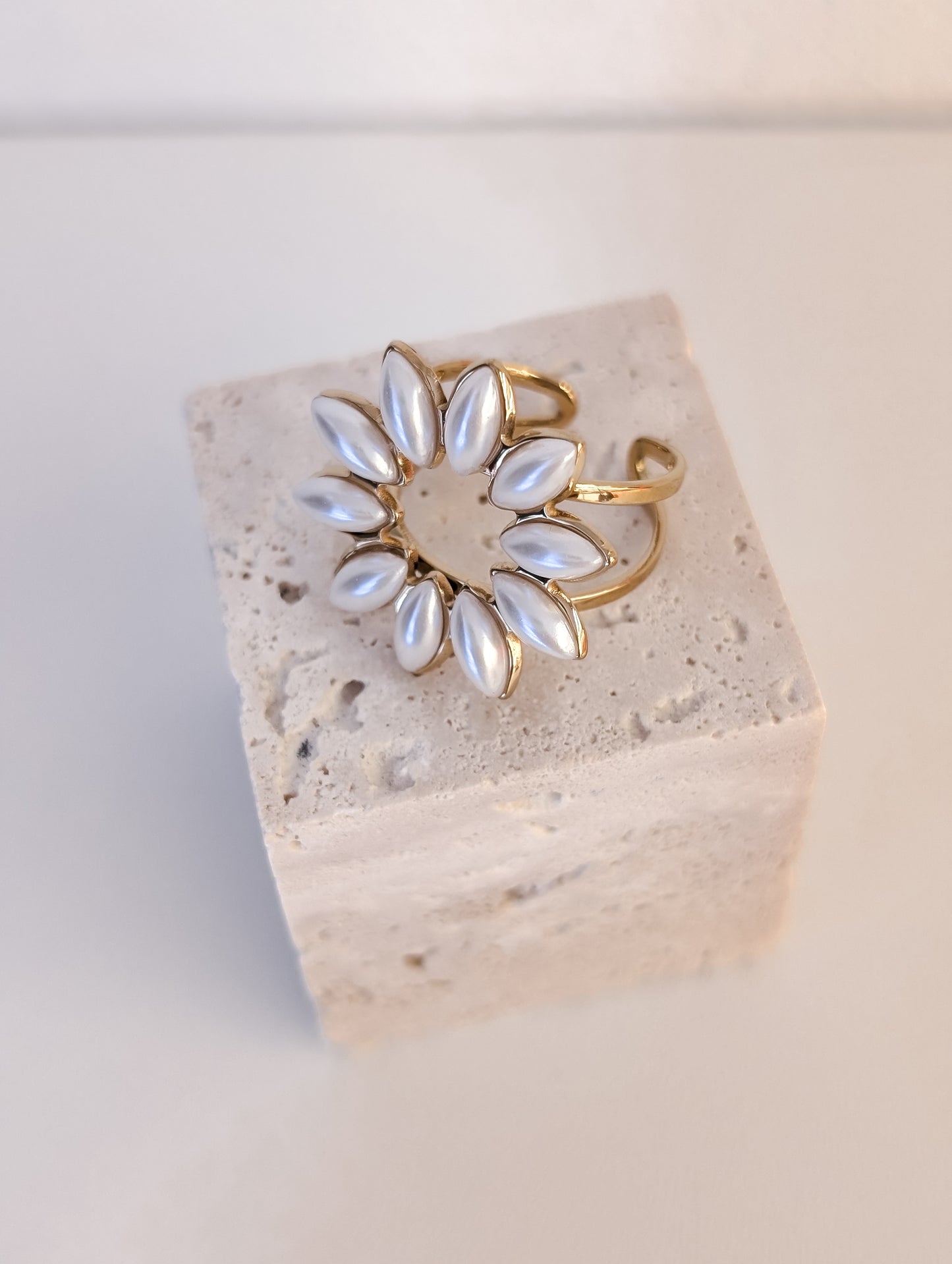 Eleganter Edelstahlring Perlmuttblume