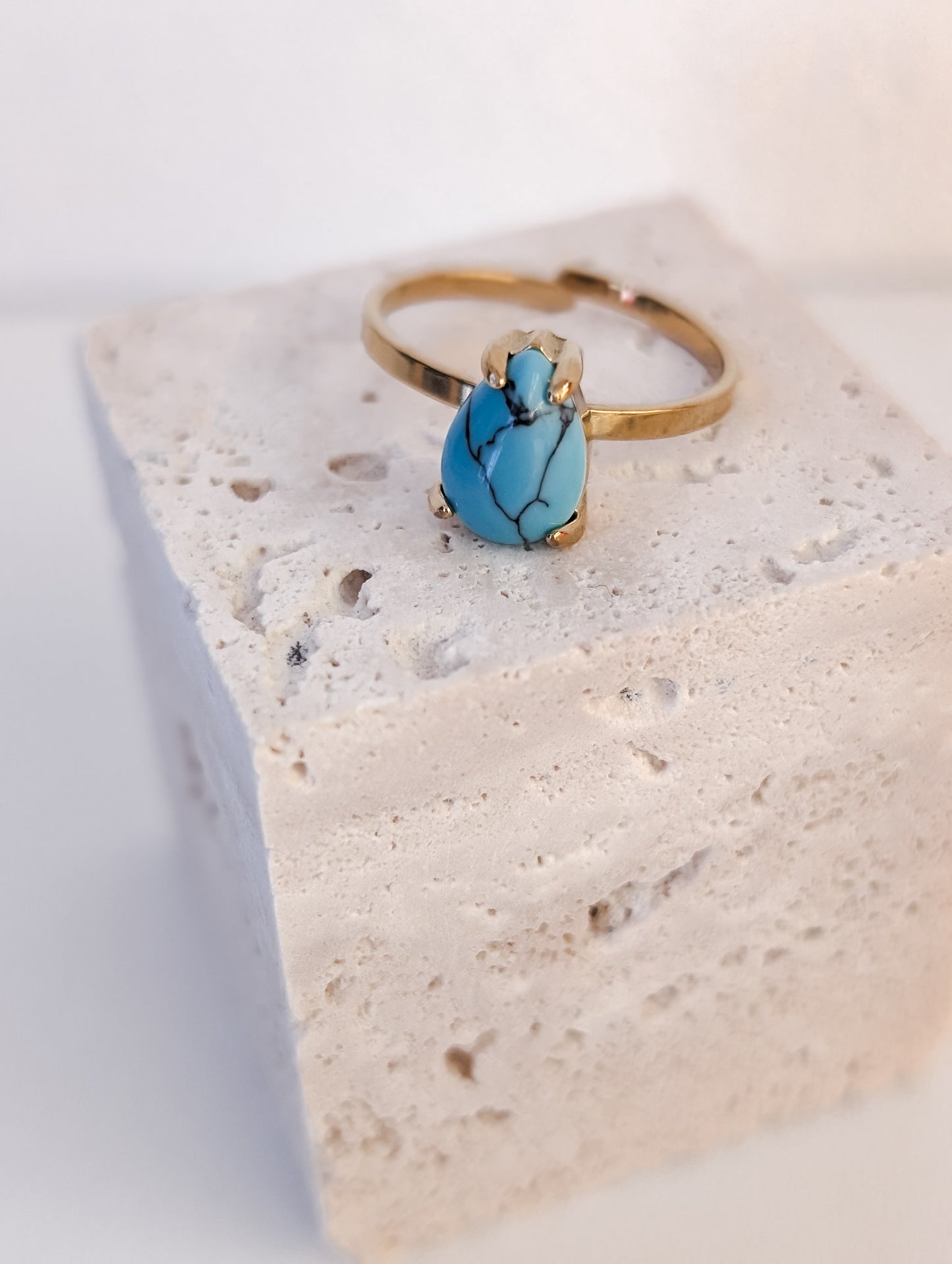 goldener schmaler Ring mit türkisem Stein