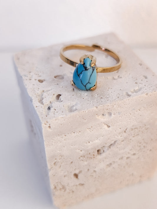 goldener schmaler Ring mit türkisem Stein