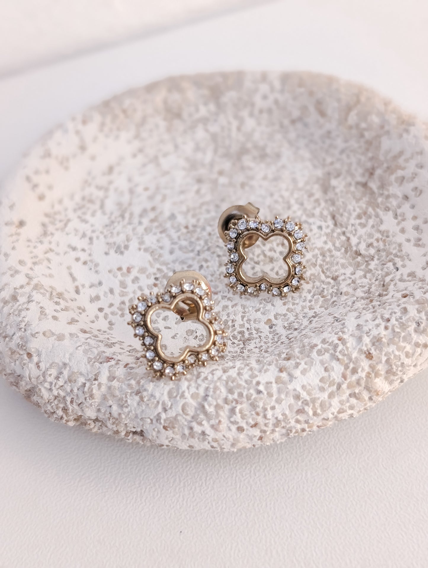 Ohrringe mit Strasssteinen