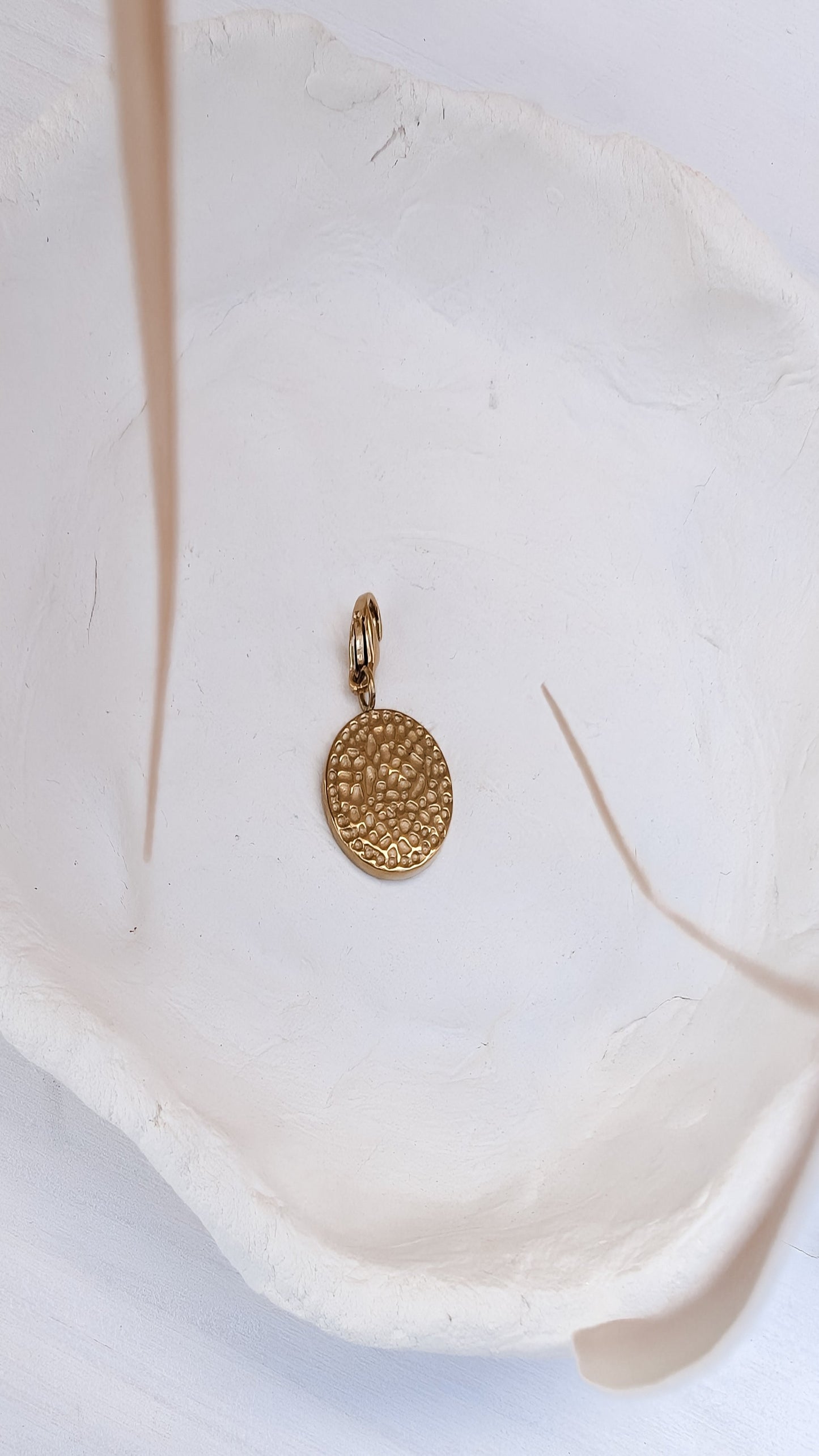 Charm Anhänger goldenes Plättchen