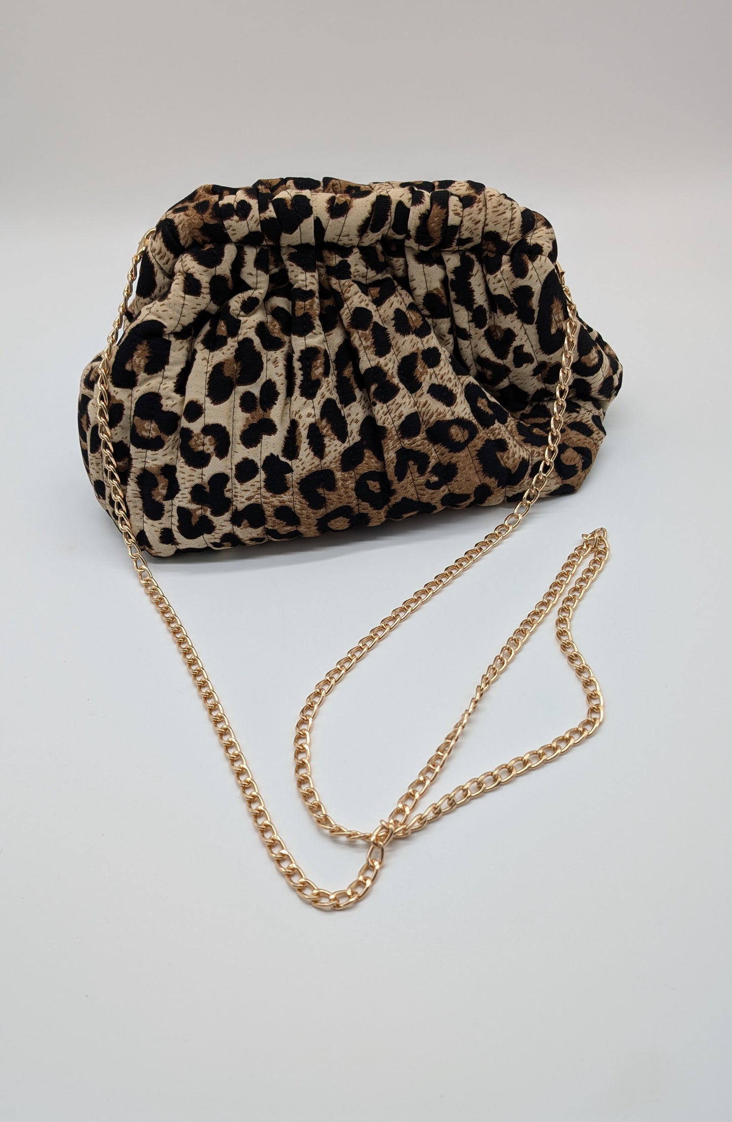 Leo Tasche mit goldener kette