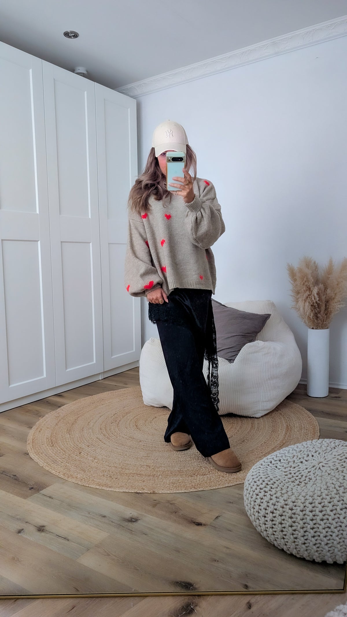 Pullover beige mit roten Herzen