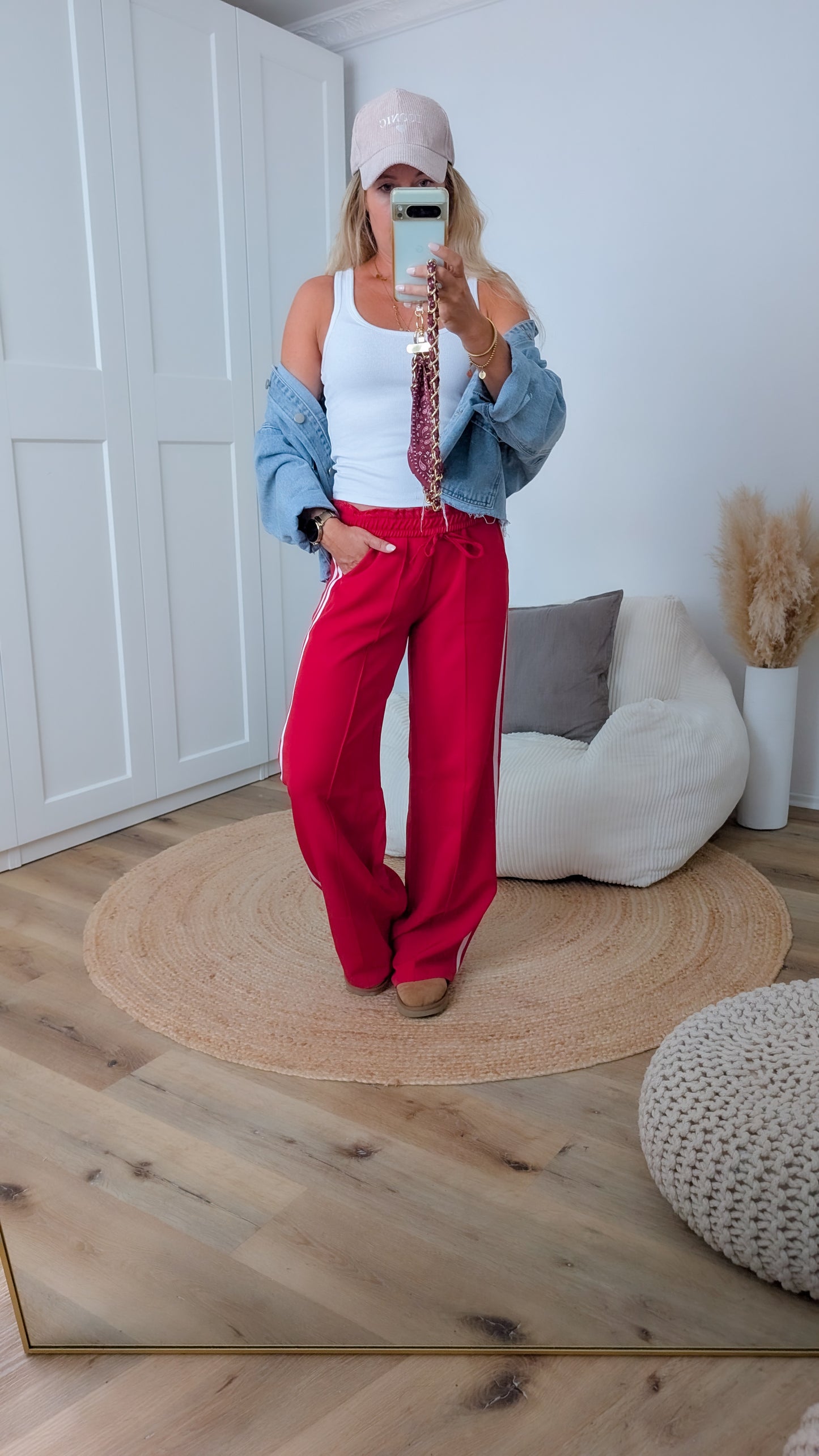 rote Hose mit Streifen