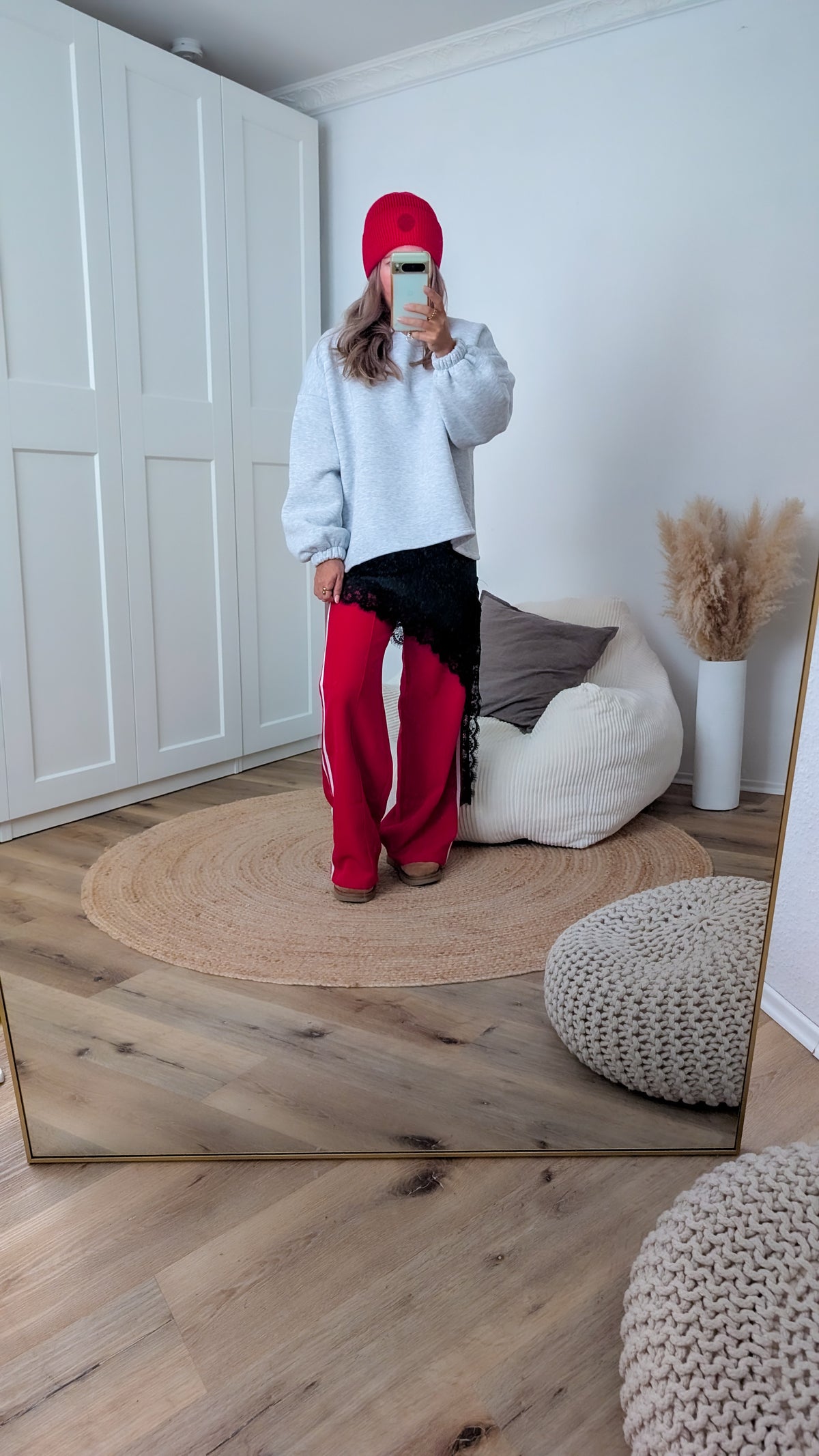 rote Hose mit Streifen