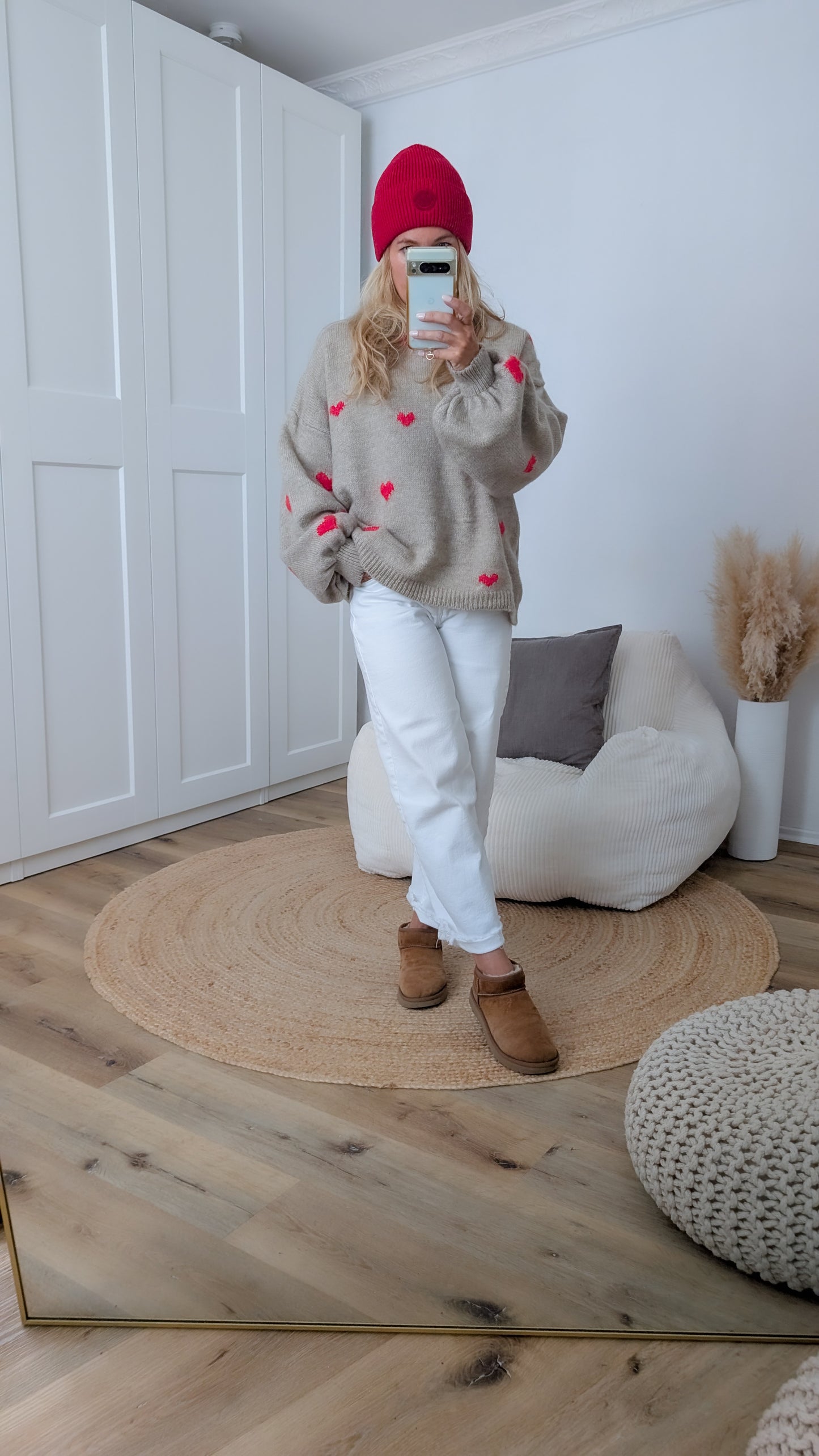 Pullover beige mit roten Herzen