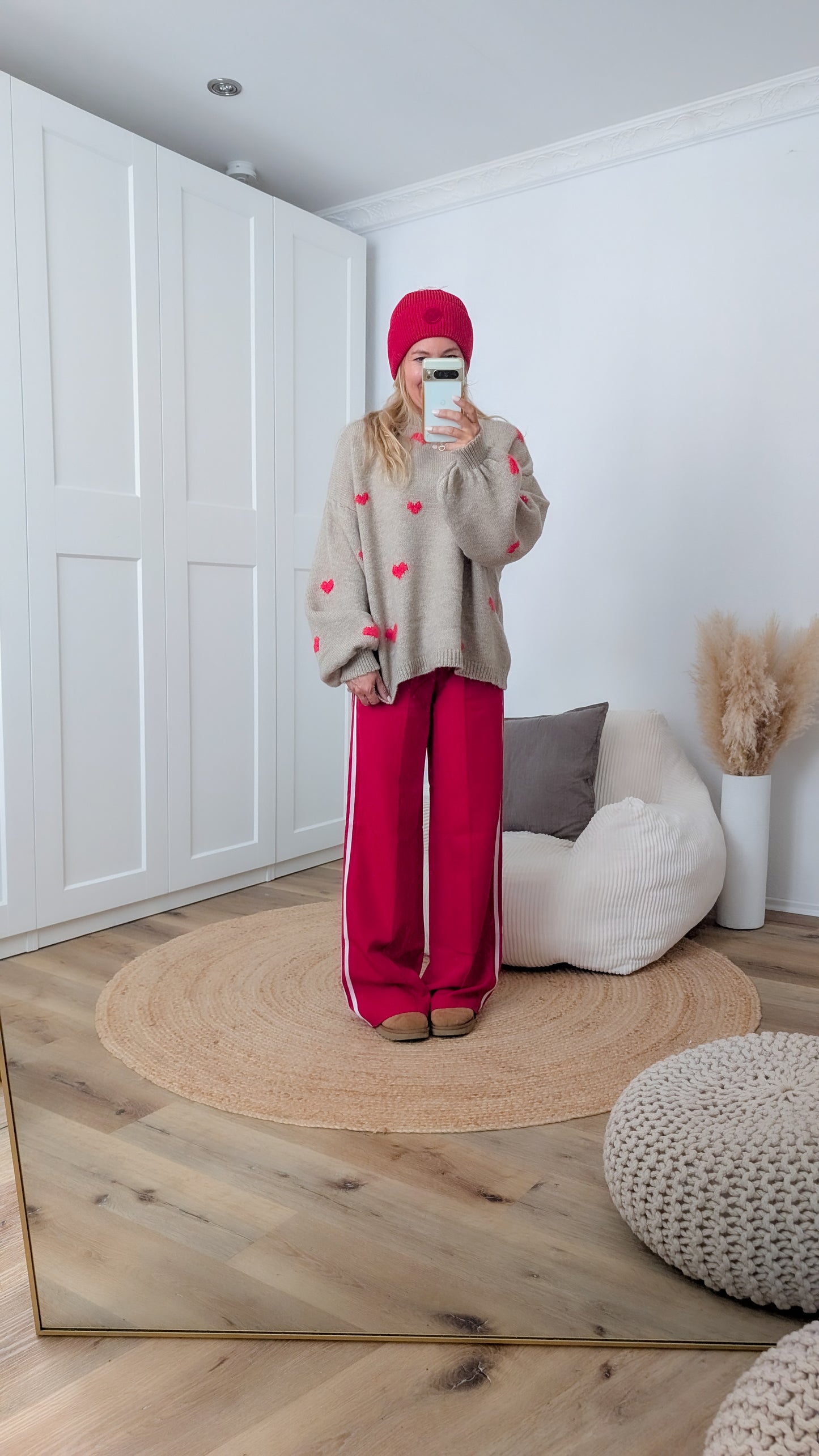 Pullover beige mit roten Herzen