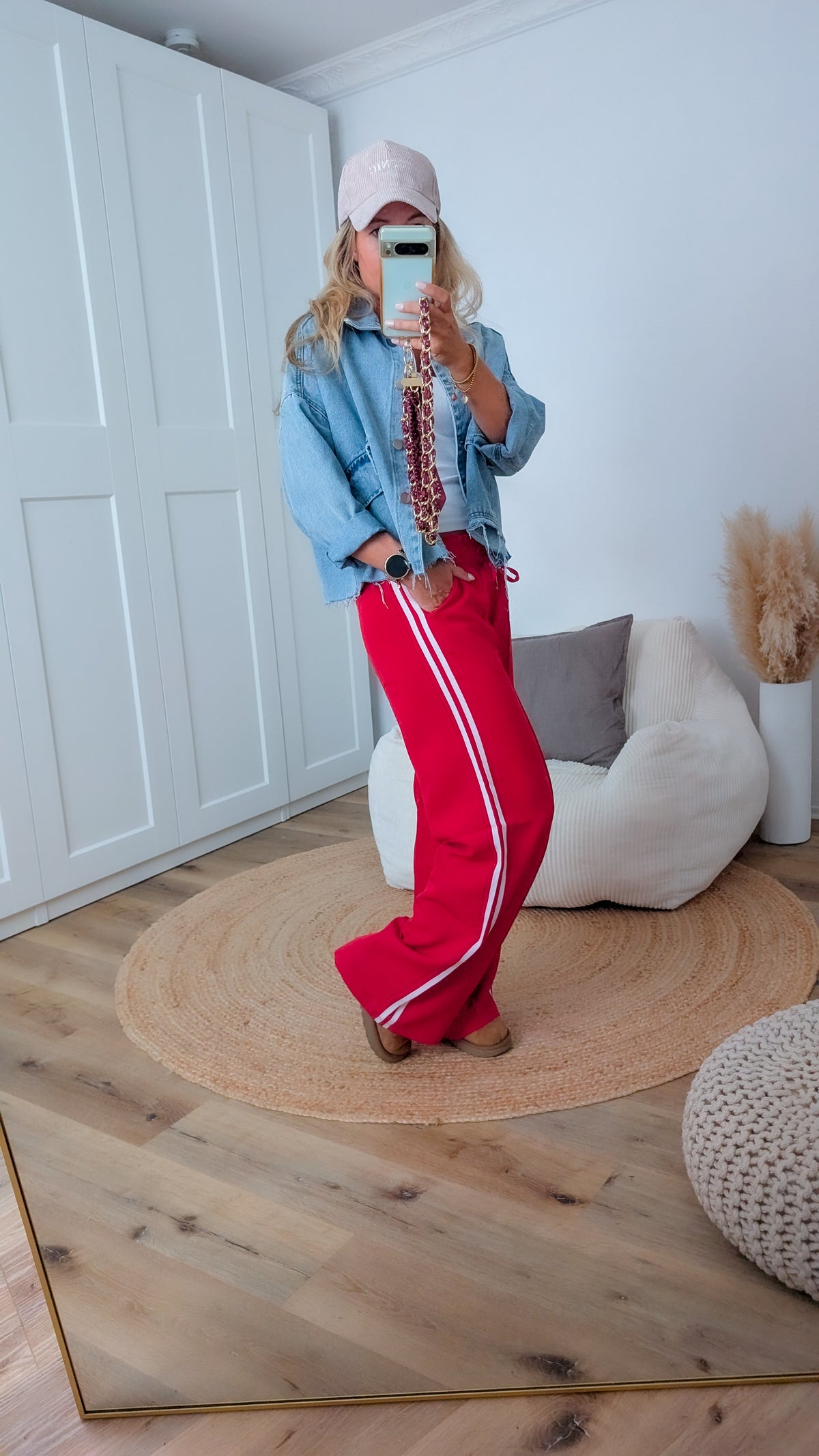 rote Hose mit Streifen