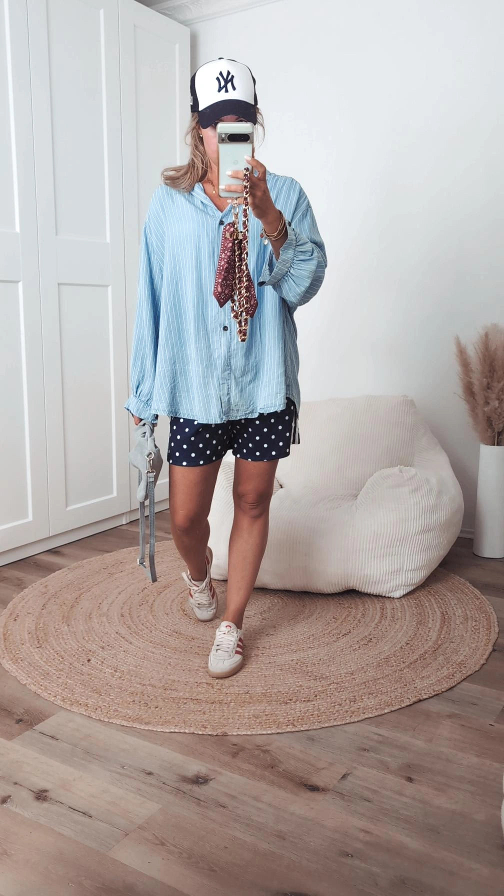 kurze Hose blau mit Punkten