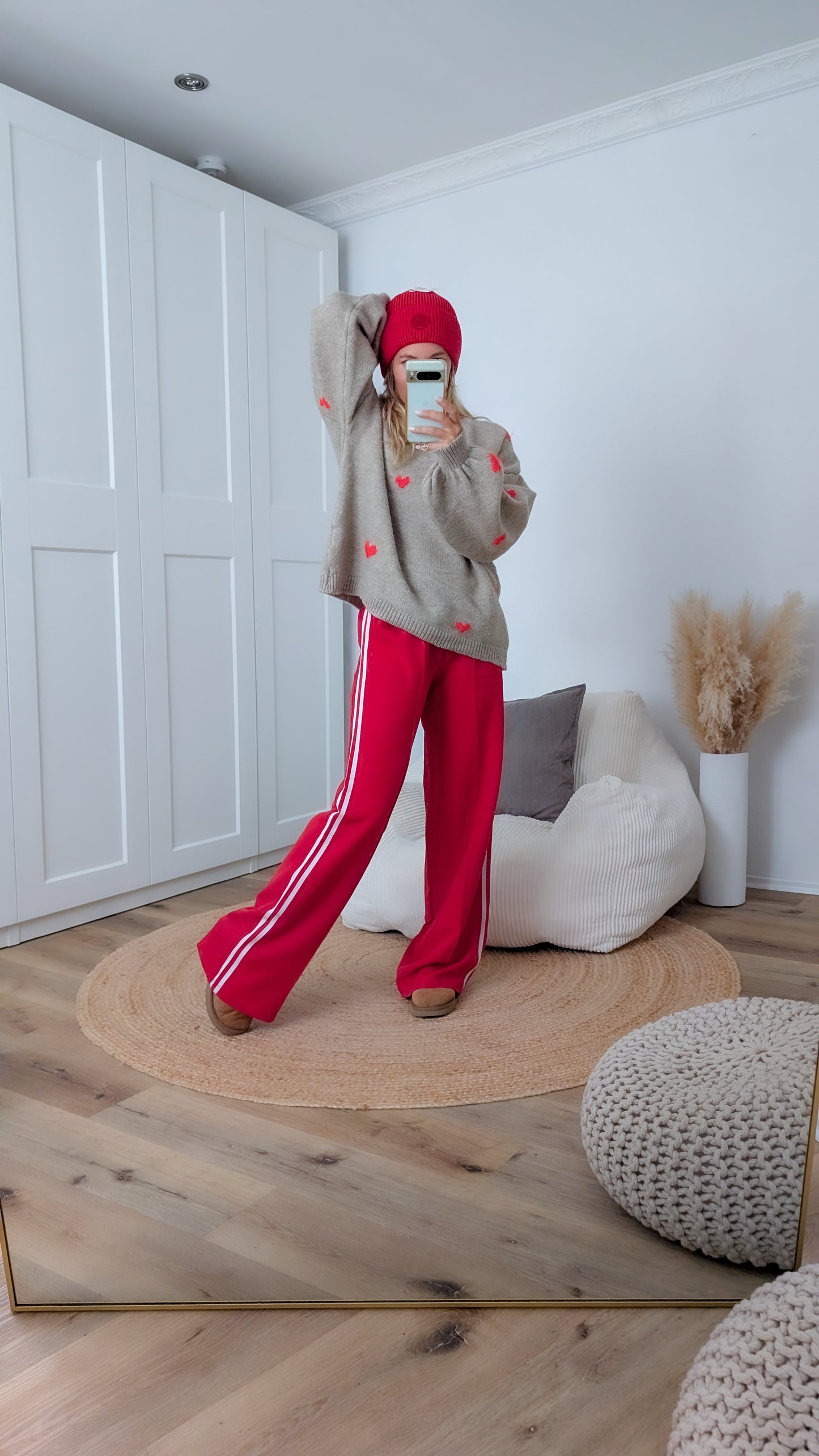 rote Hose mit Streifen