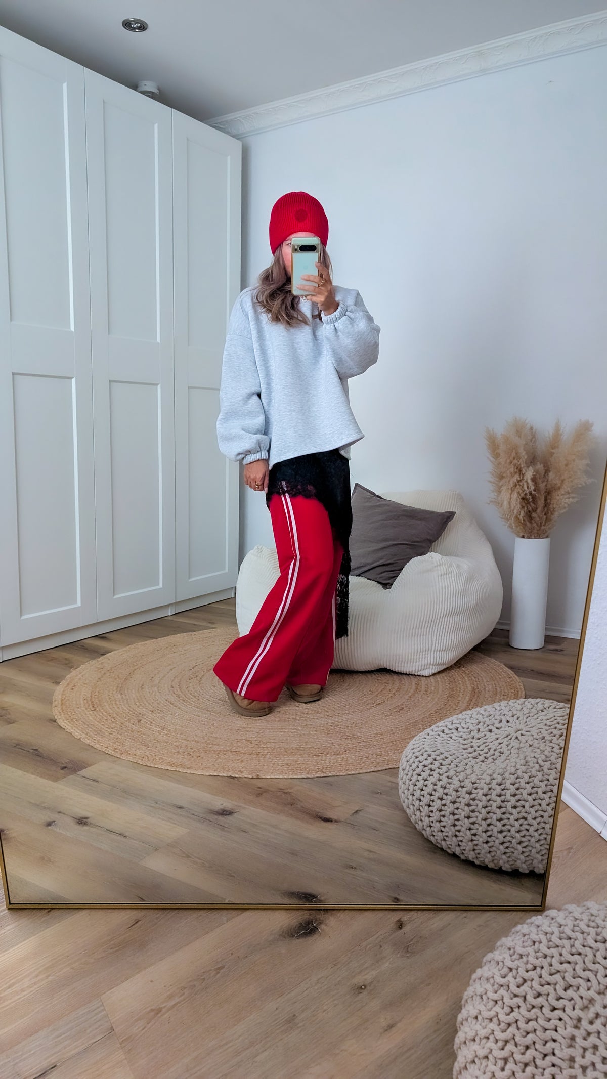 rote Hose mit Streifen