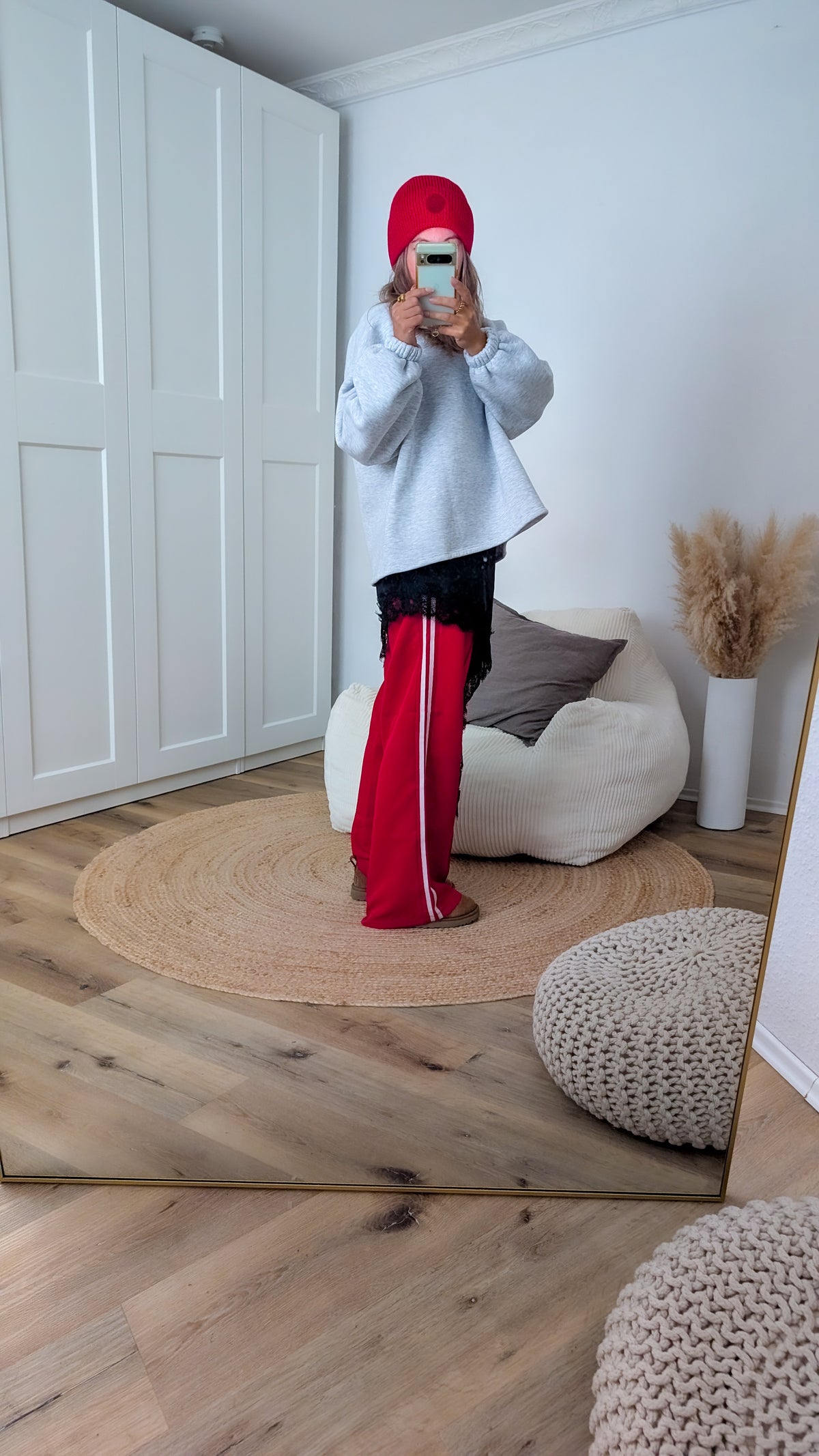 rote Hose mit Streifen
