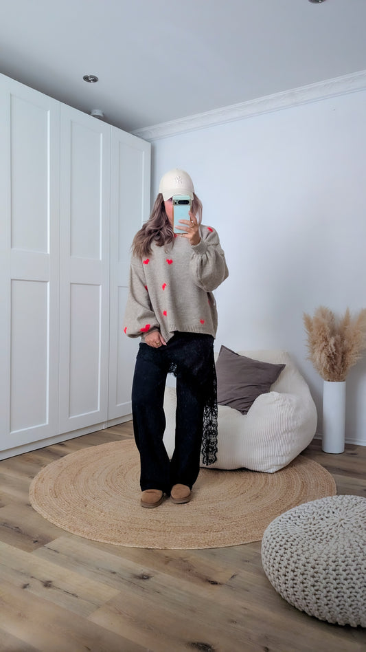 Pullover beige mit roten Herzen