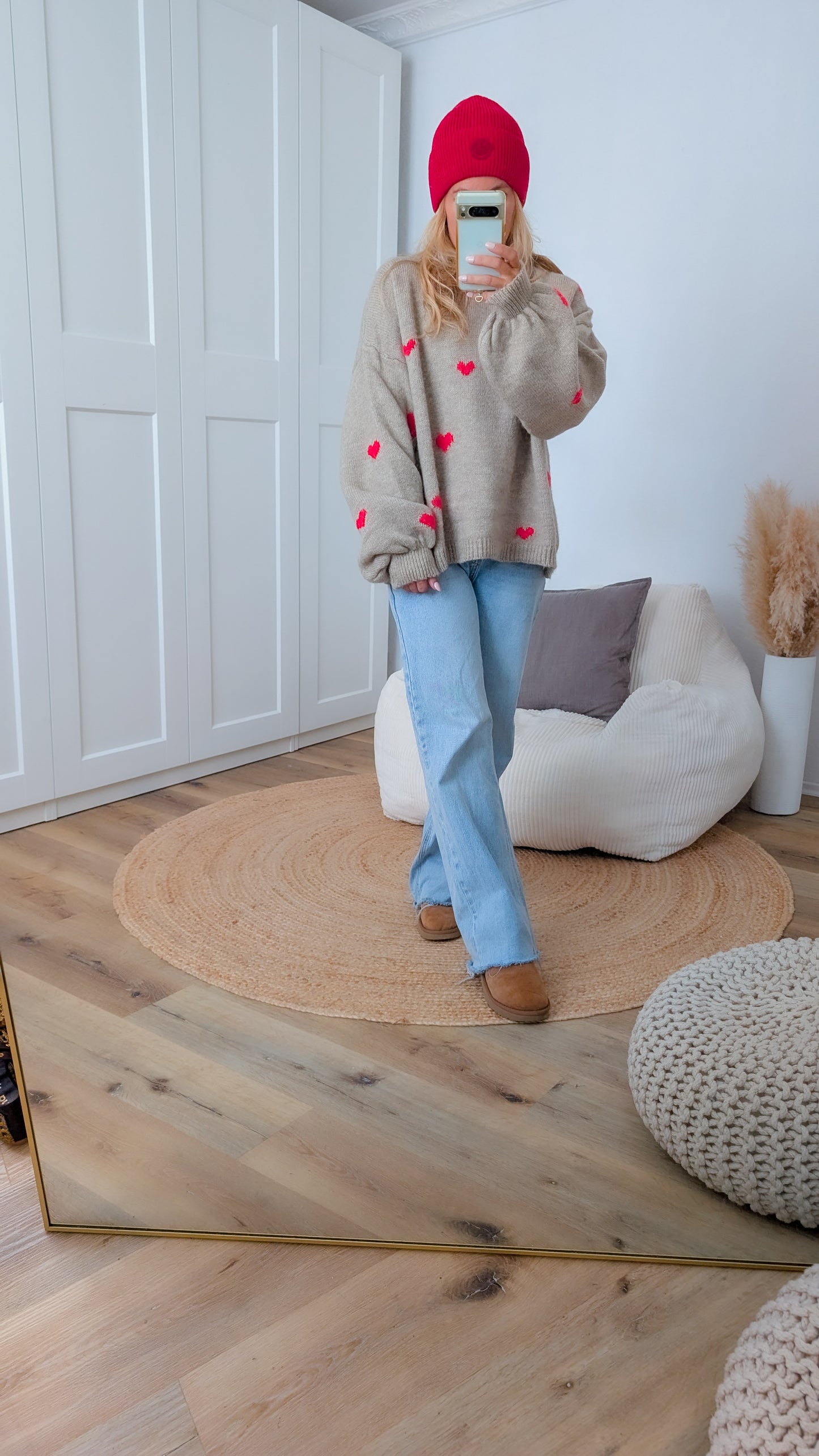 Pullover beige mit roten Herzen
