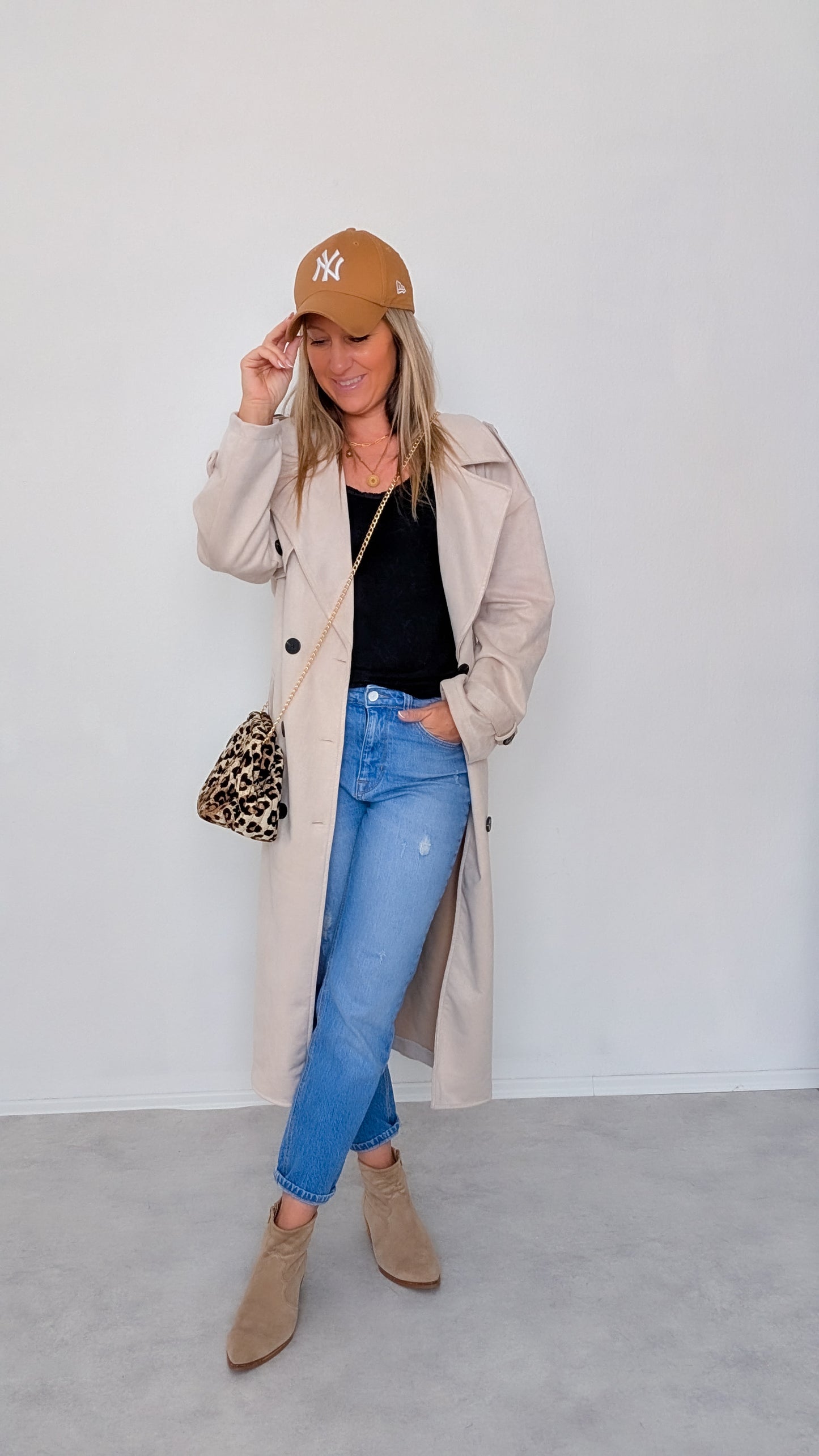 Leo Tasche mit goldener kette