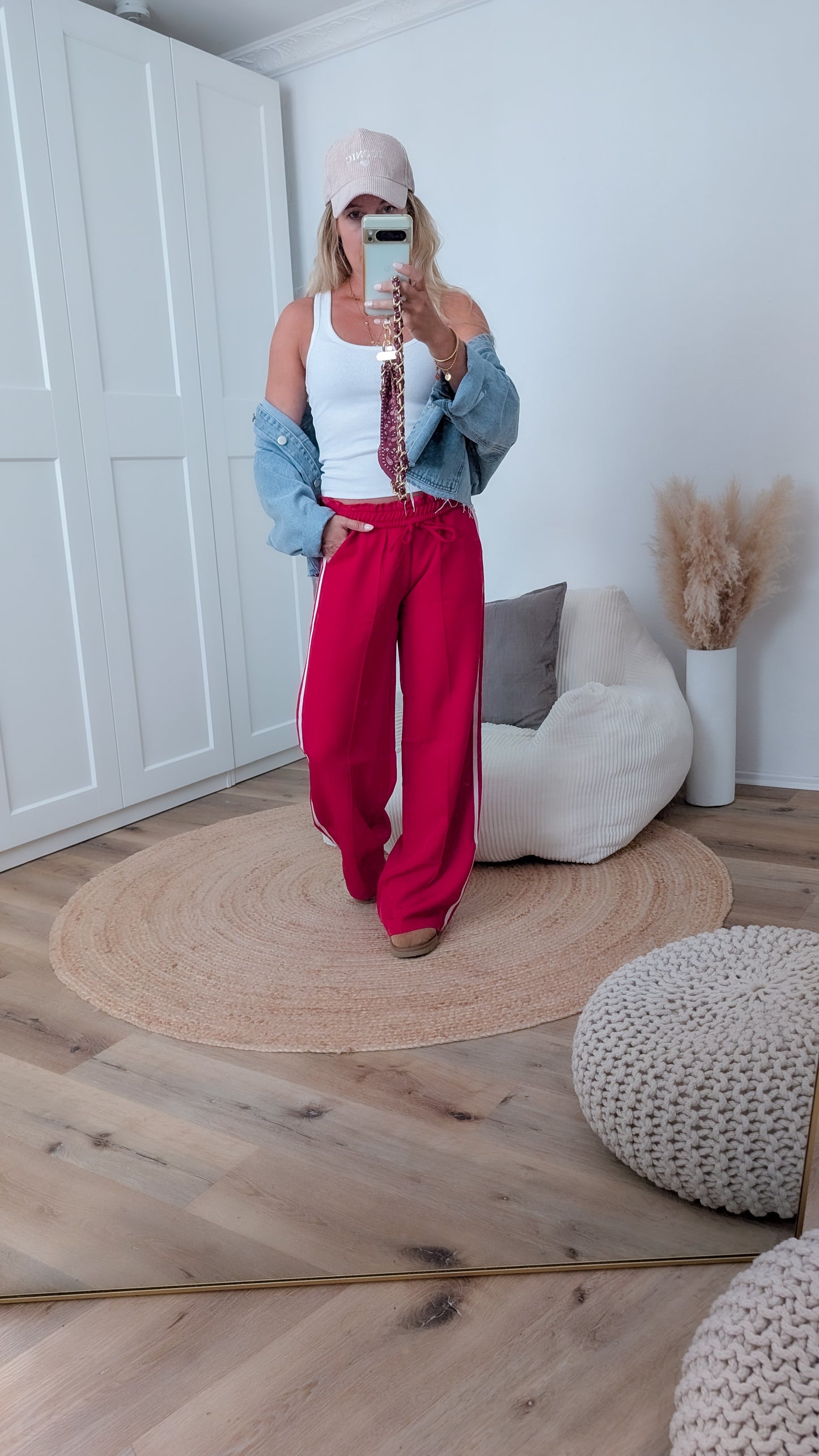 rote Hose mit Streifen