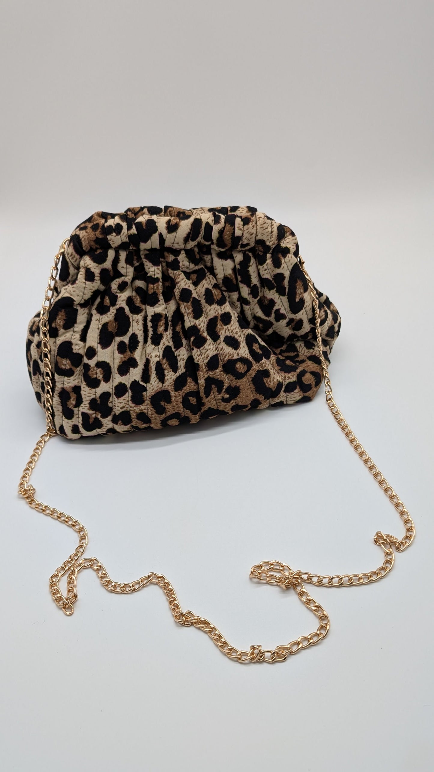 Leo Tasche mit goldener kette
