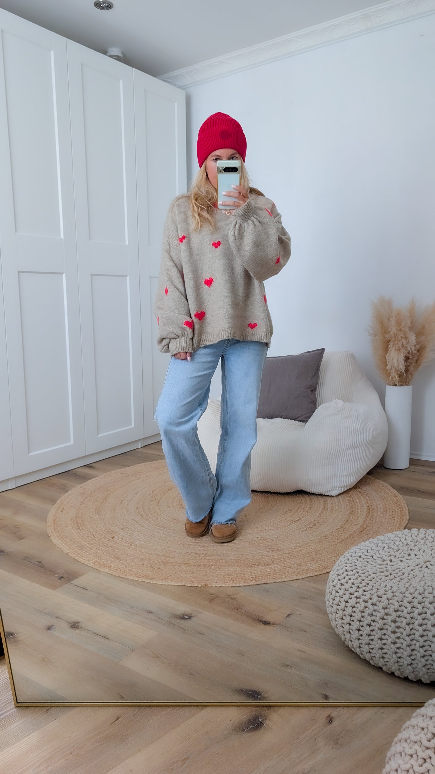 Pullover beige mit roten Herzen