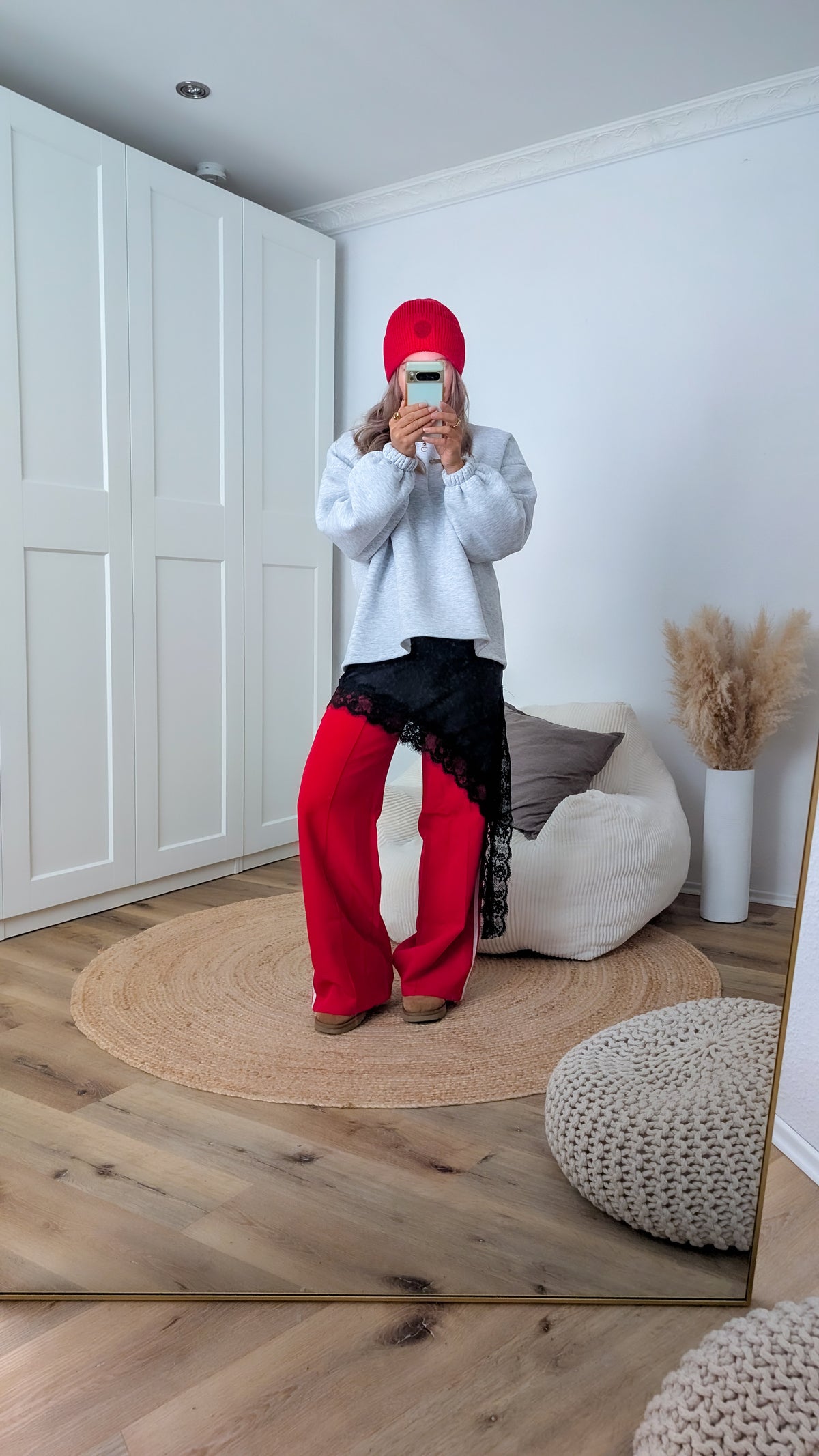 rote Hose mit Streifen