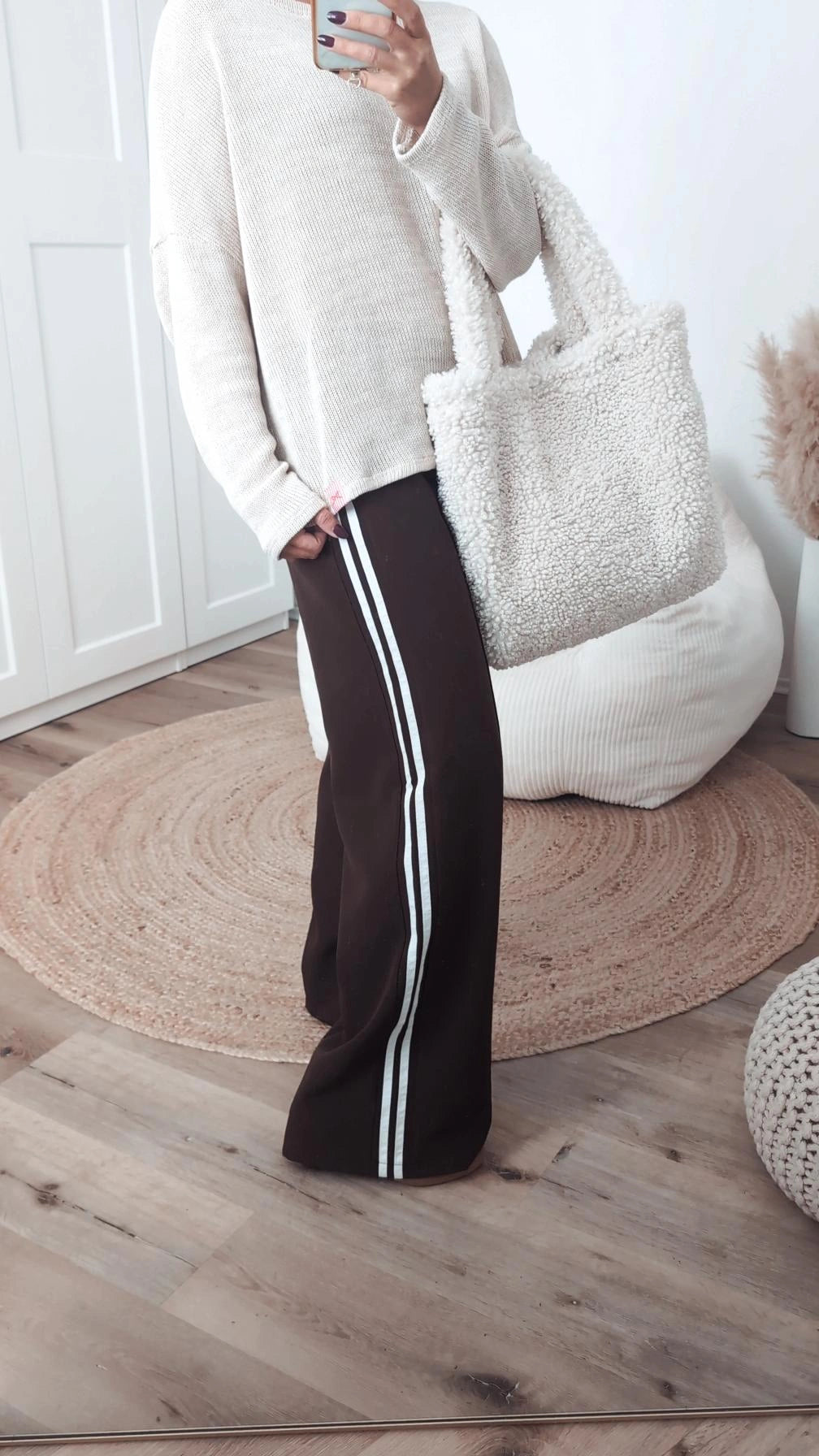 Hose braun mit weißem Streifen