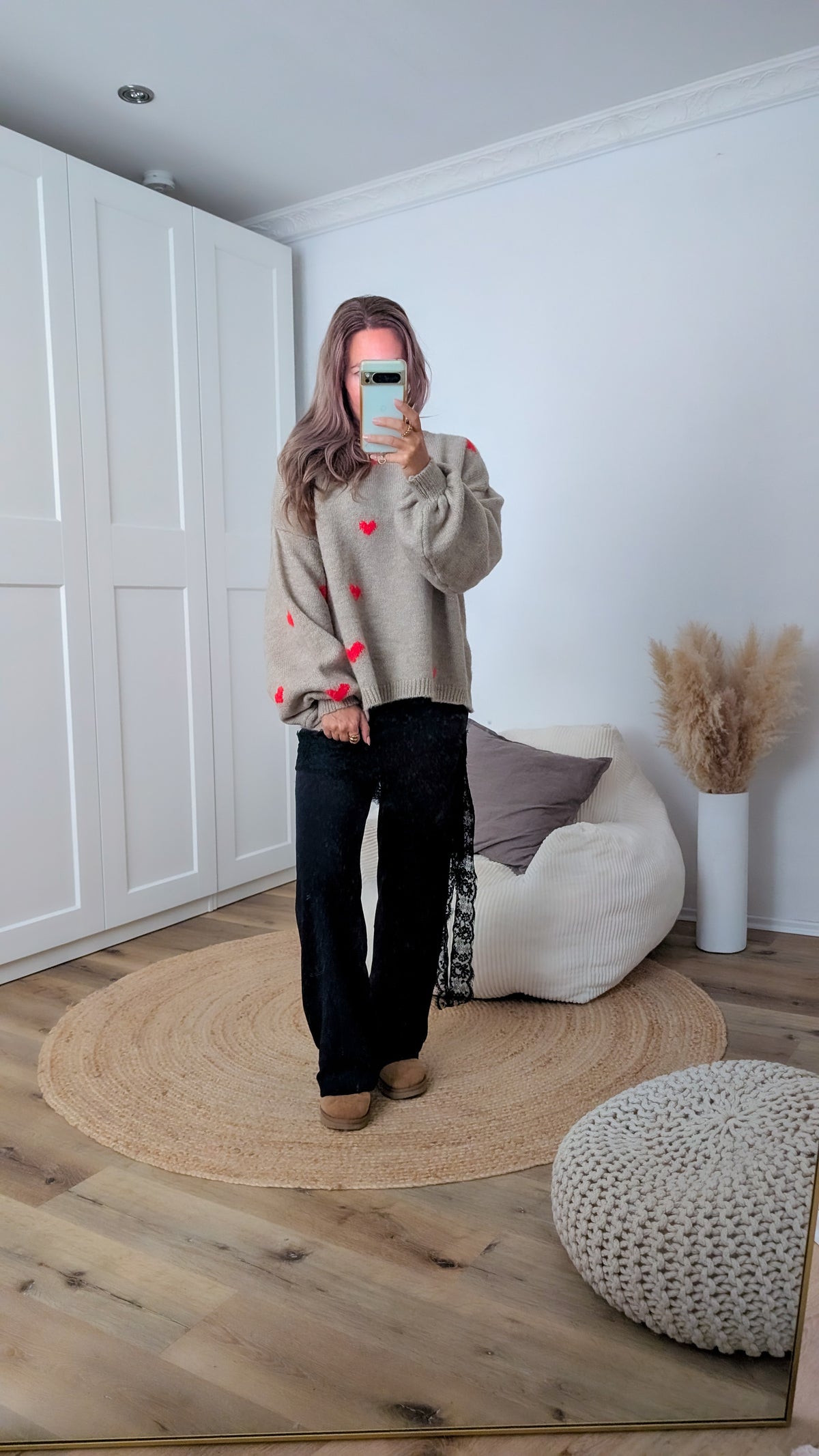 Pullover beige mit roten Herzen