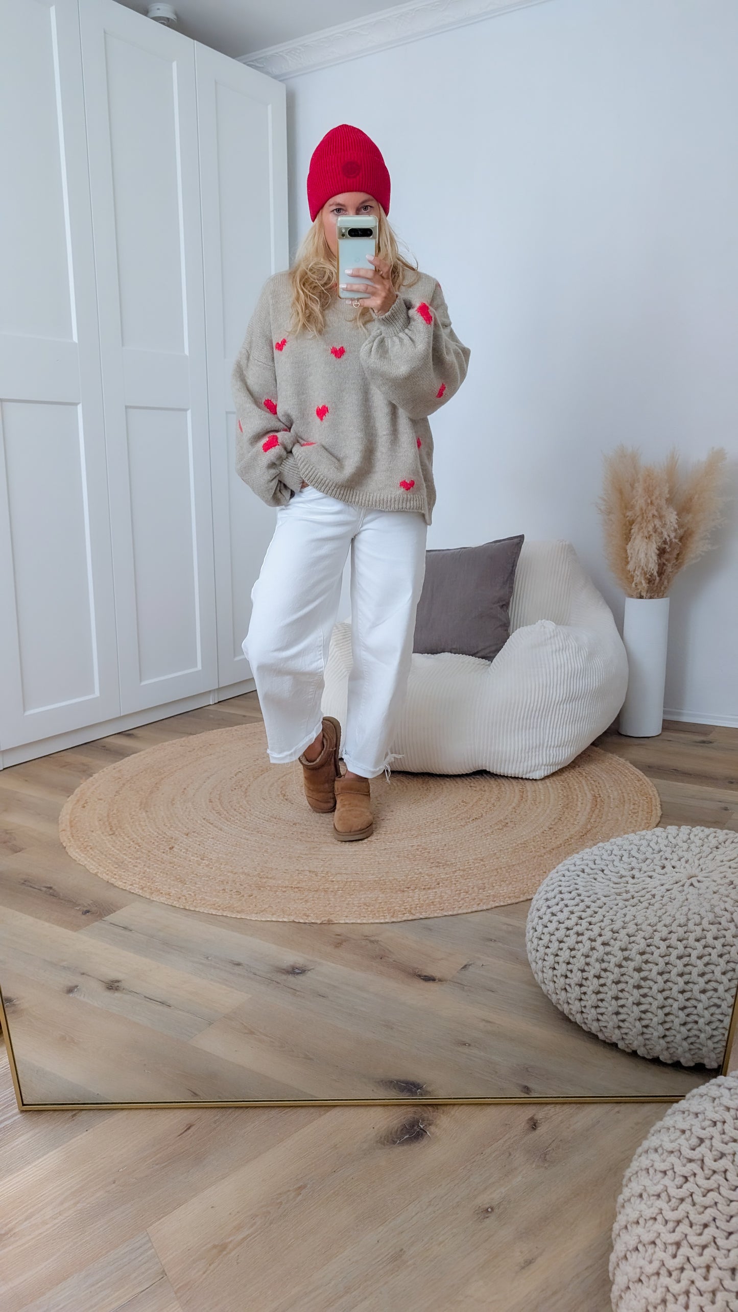 Pullover beige mit roten Herzen