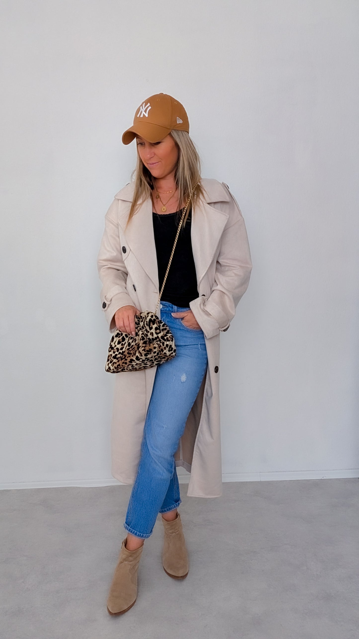 Leo Tasche mit goldener kette